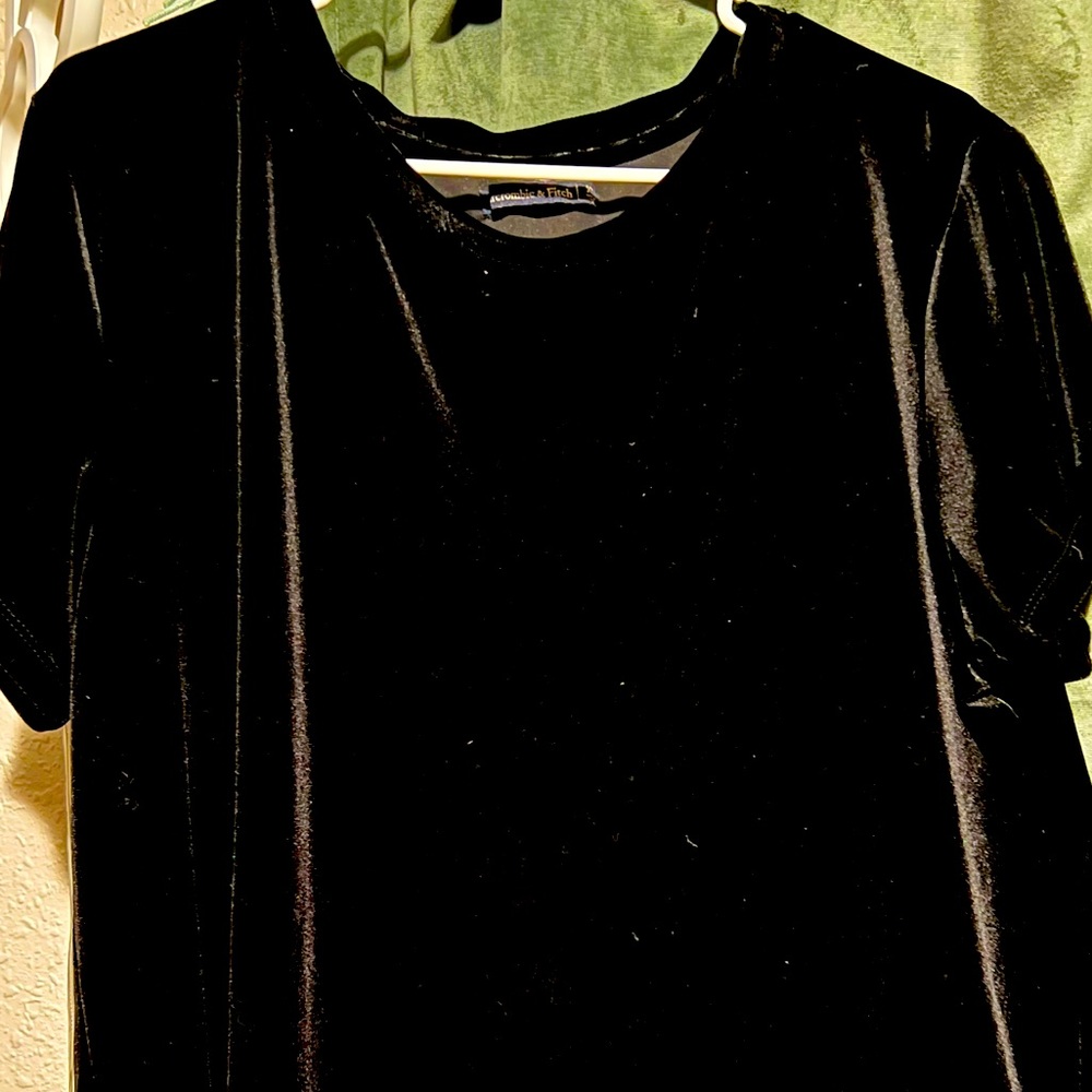 ❤️ ABERCROMBIE AND FITCH VELVET BLACK TEE NWOT🕶️